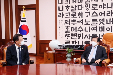 Mr. Yoon paying a courtesy call on Park Byeong-seug, chairperson of the National Assembly