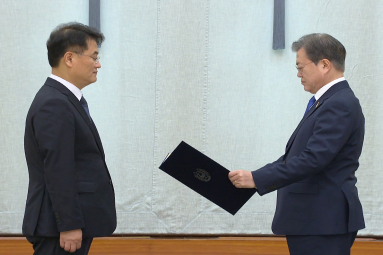 President Moon presenting appointment letter for Yoon as chairperson of PIPC