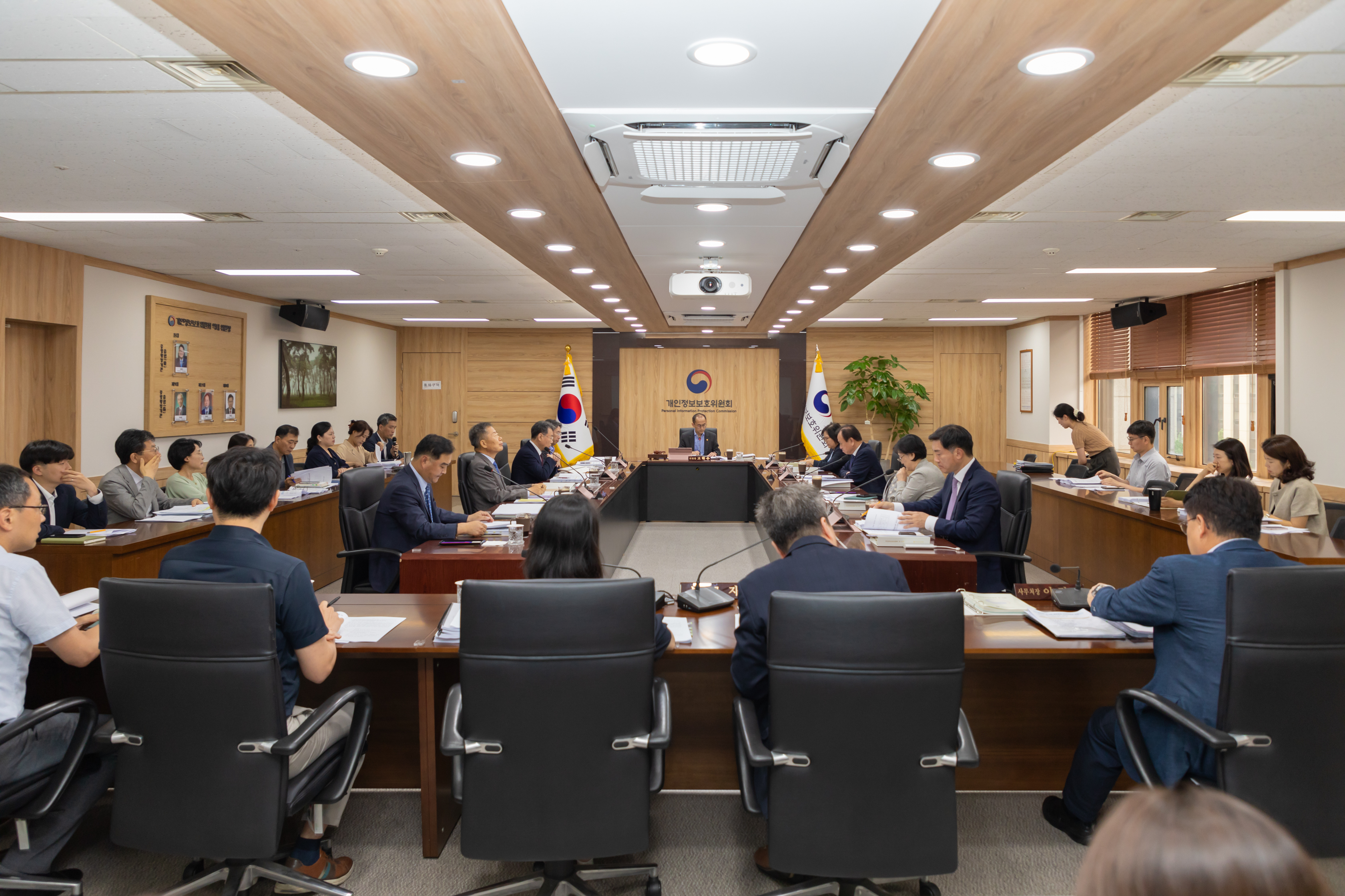 고학수 개인정보보호위원회 위원장이 7월 26일 제13회 전체회의를 개최해 ①이용자 타사 행태정보를 수집해 맞춤형 광고에 이용한 메타와 인스타그램에 각각 65억, 8억의 과징금 부과를 ②OpenAI(오픈AI)의 챗GPT에 대해 신고 의무 위반으로 과태료 360만원 부과와 개선권고를 ③17개 종합병원에 과태료와 개선권고를 ④개인정보 안전조치 의무를 소홀히 한 쇼핑몰솔루션 제공 사업자 4개에 대해 총 1,200만원의 과태료 부과, 시정조치 명령을 ⑤전국연합학력평가 성적이 유출된 경기도교육청과 주민등록번호가 유출된 13개 기관에 과징금, 과태료 부과를 심의·의결했다