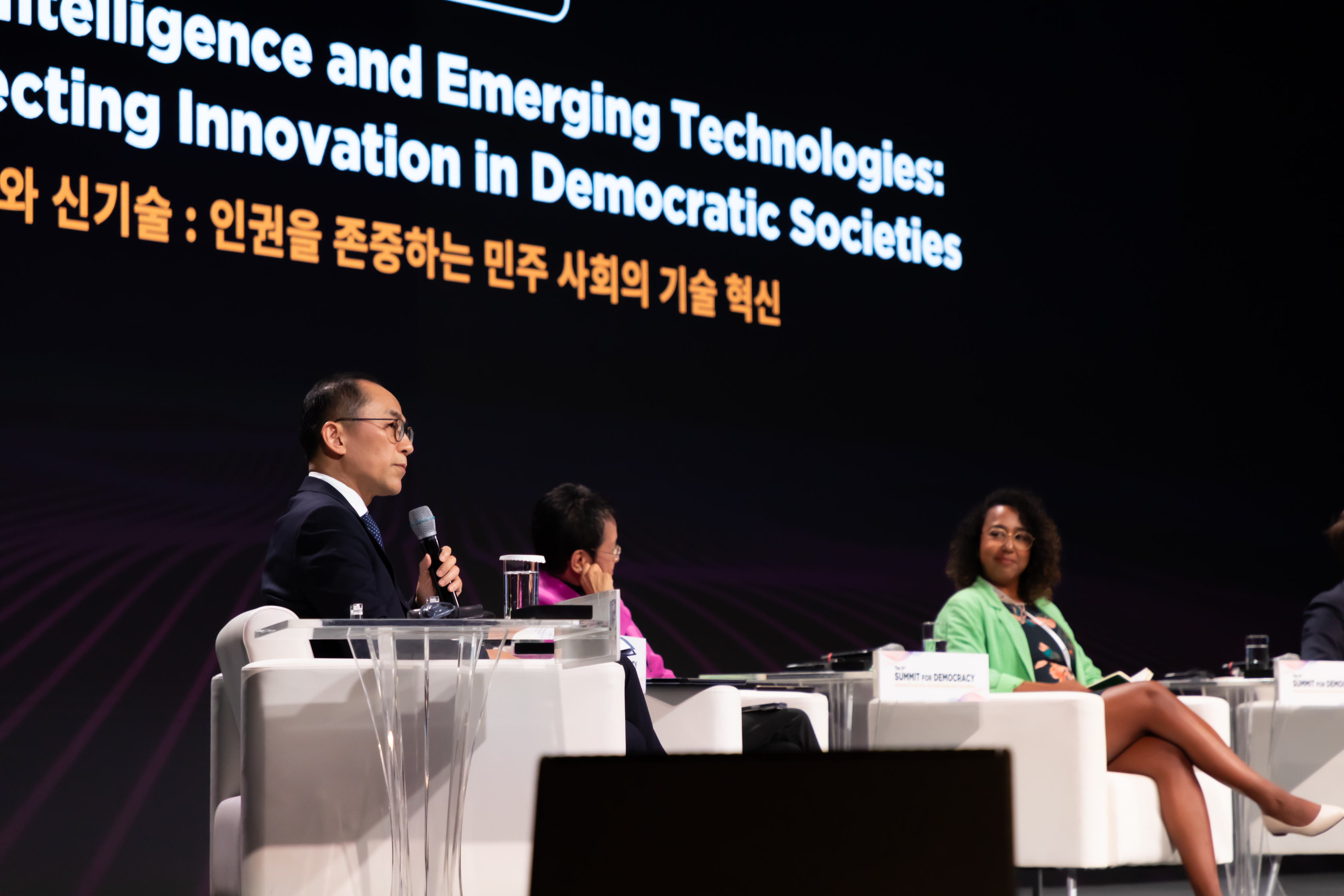 '24.3.18. 제3차 민주주의 정상회의 전문가 라운드테이블 행사 중 개인정보보호위원회 고학수 위원장이 발언하고 있다.