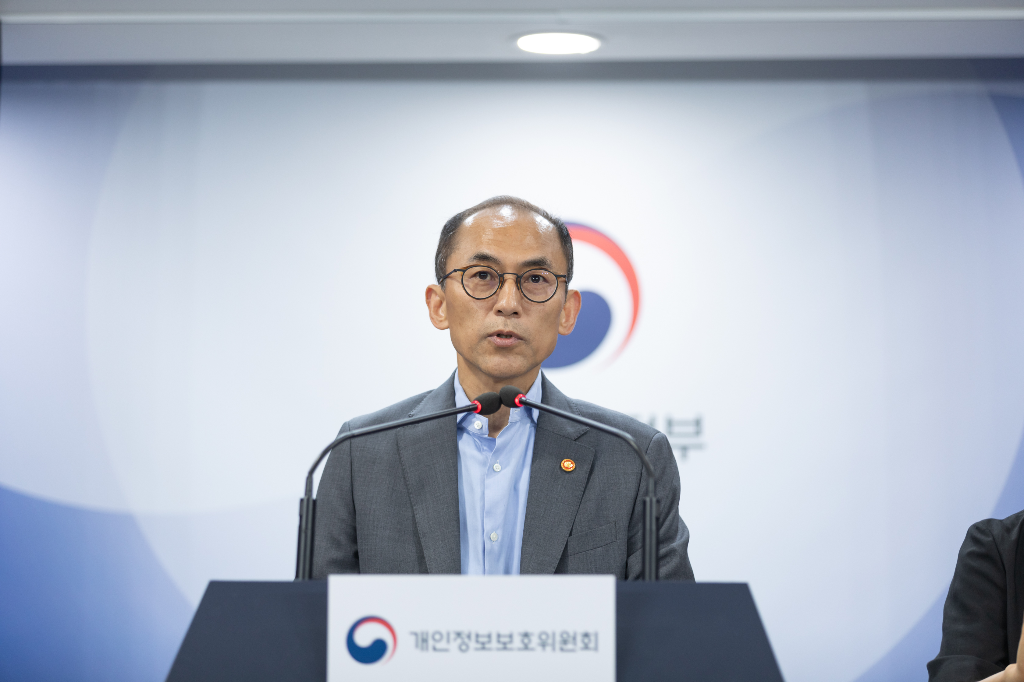 고학수 개인정보보호위원회 위원장이 8월 3일 오전 서울 종로구 정부청사 합동브리핑실에서 인공지능 시대 안전한 개인정보 활용 정책방향 브리핑을 하고 있다