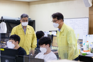 Mr. Yoon paying a visit to Jongno public health center
