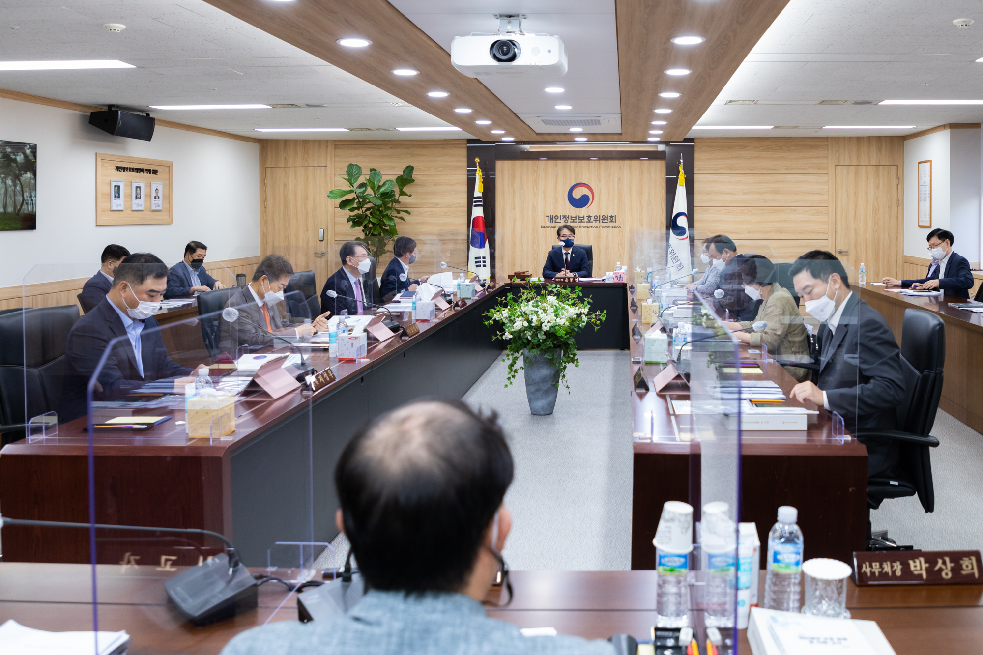 윤종인 개인정보보호위원회 위원장이 9월 8일 오전 정부서울청사에서 열린 제15회 개인정보보호위원회 전체회의를 하고 있다. 개인정보보호 법규를 위반한 19개 공공기관에 총 9,360만원의 과태료 부과, 시정권고‧명령 및 공표 등 시정조치를 의결하고, 정보통신서비스 제공자 등의 개인정보 보호법규 위반 정도가 경미한 경우 과징금 부과를 시정조치 명령으로 갈음하고 과태료만 부과할 수 있도록 결정을 심의·의결 하였다