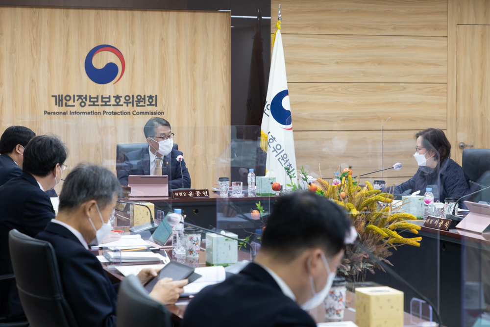 윤종인 개인정보보호위원회 위원장이 12월 23일 오전 정부서울청사에서 열린 제9회 개인정보보호위원회 전체회의를 하고 있다. 정보보호 및 개인정보보호 관리체계 인증 등에 관한 고시 및 2021년 개인정보보호 시행계획 수립에 관한 건 등에 관하여 심의·의결 하였다