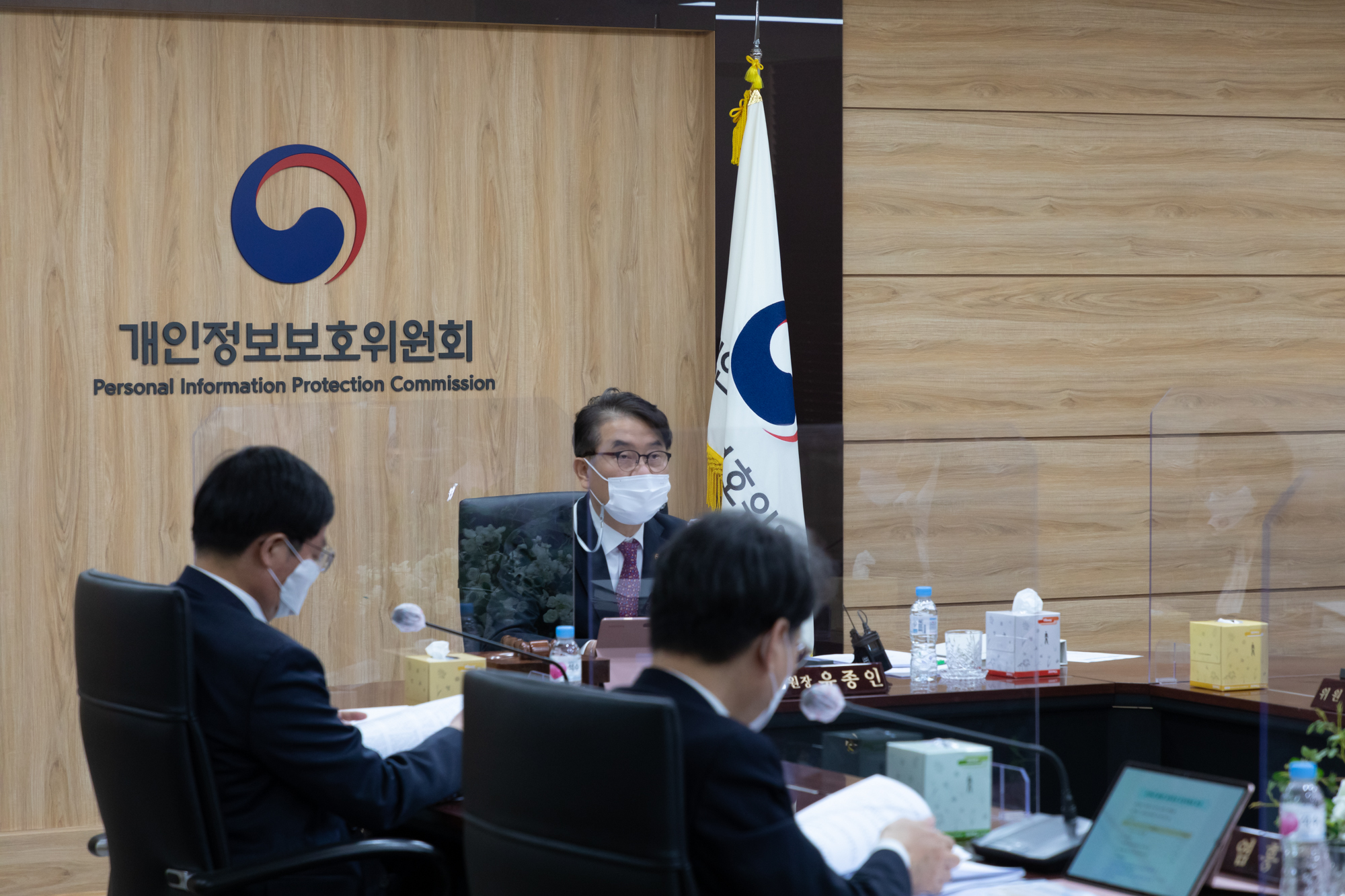 윤종인 개인정보보호위원회 위원장이 12월 9일 오전 정부서울청사에서 열린 제8회 개인정보보호위원회 전체회의를 하고 있다. 「개인정보 유출·침해 사고에 관한 사항」과 「개인정보위 조사 및 처분에 관한 규정」 등을 심의·의결 하였다
