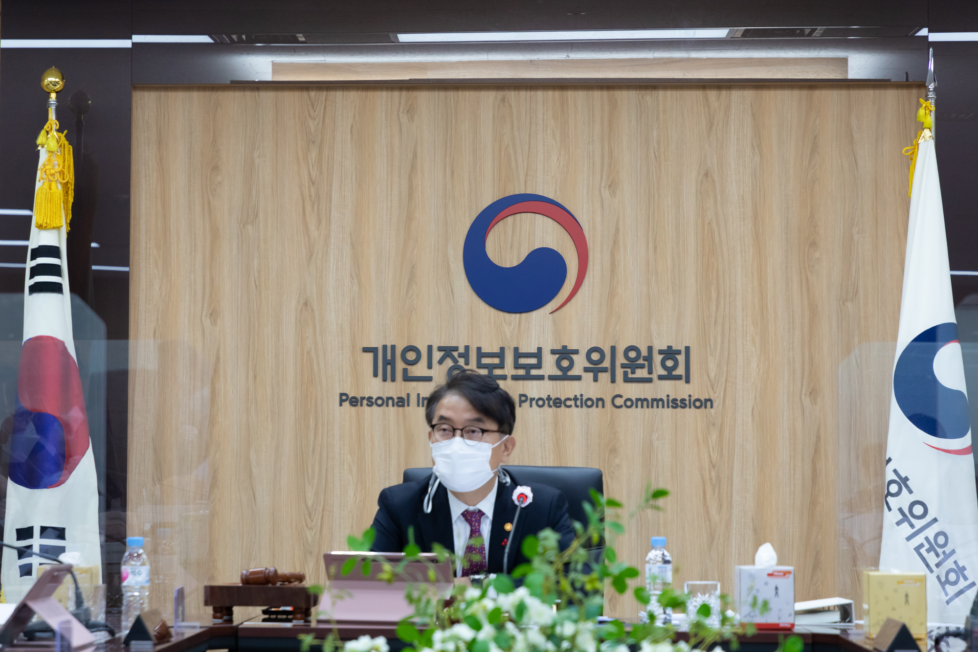 윤종인 개인정보보호위원회 위원장이 12월 9일 오전 정부서울청사에서 열린 제8회 개인정보보호위원회 전체회의를 하고 있다. 「개인정보 유출·침해 사고에 관한 사항」과 「개인정보위 조사 및 처분에 관한 규정」 등을 심의·의결 하였다
