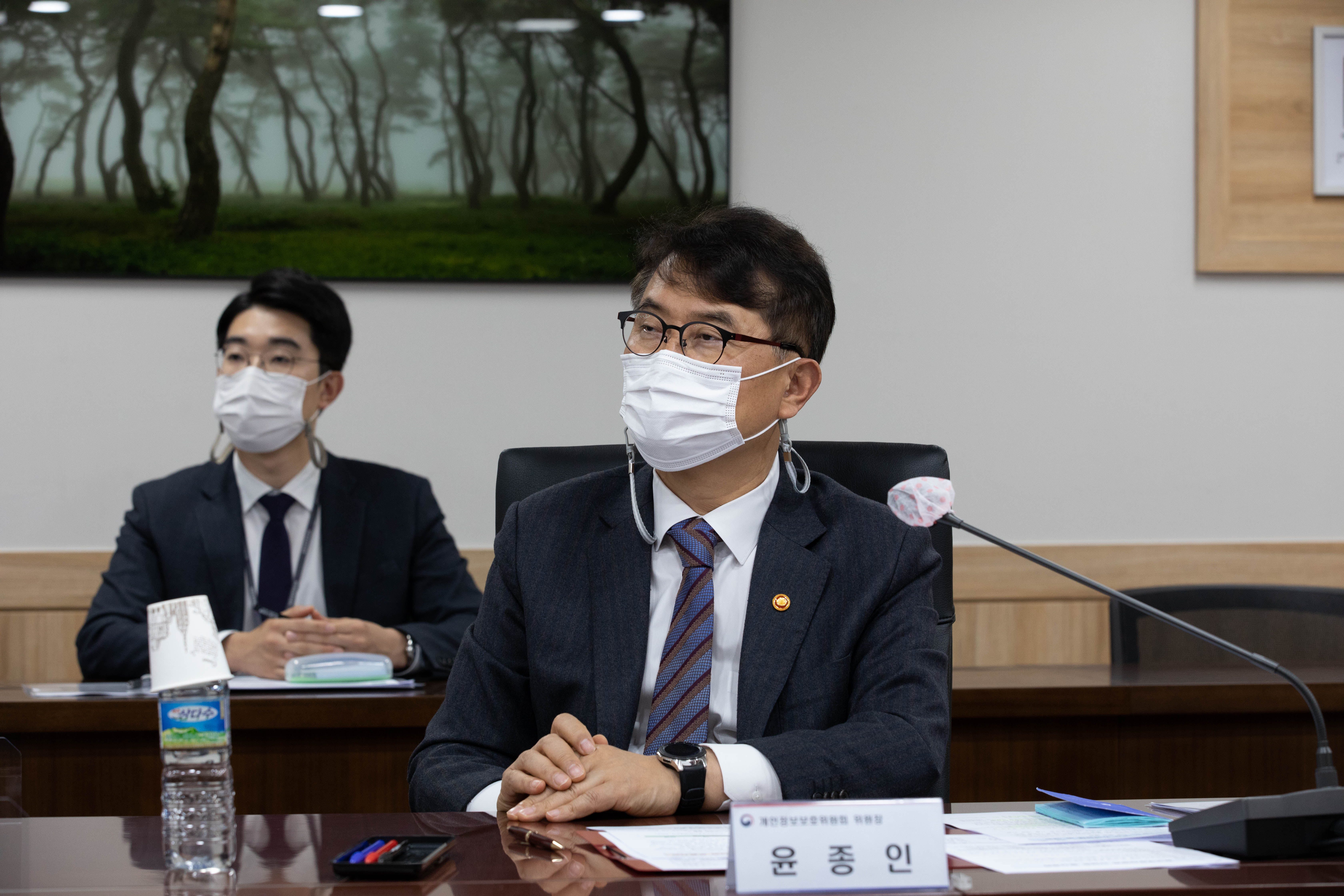 윤종인 개인정보보호위원회 위원장이 11월 6일 정보보호산업계 관계자들과 안전한 데이터 활용 환경 구축을 위한 개인정보보호 기술 및 관련 산업 발전 방향에 관해 논의하고, 정책 건의사항에 대해 논의하고 있다