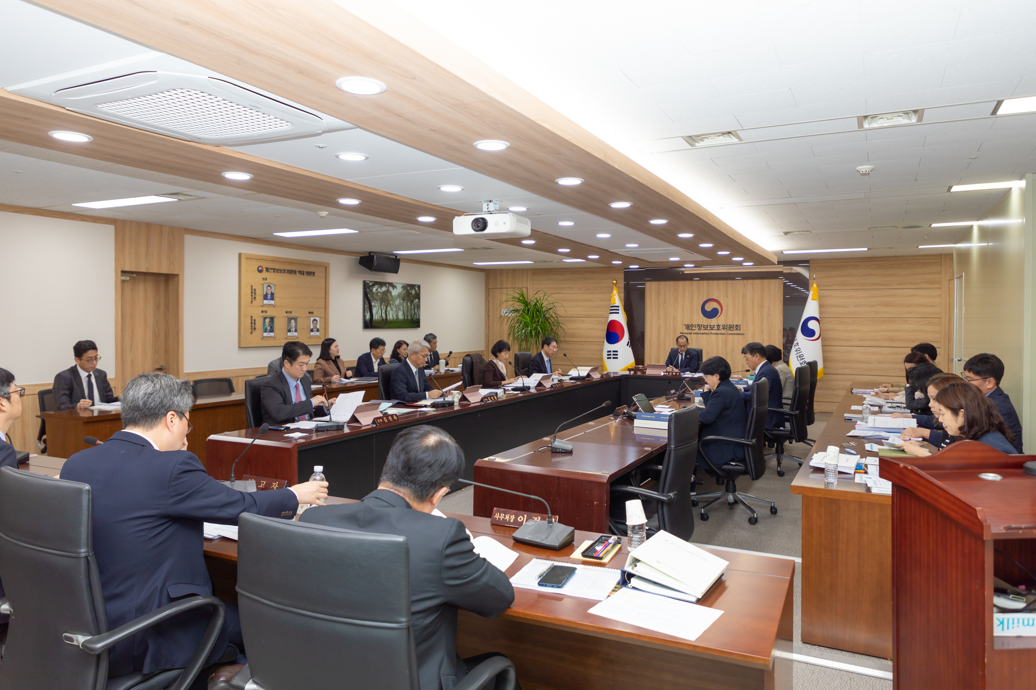 개인정보위는 10월 25일 제17회 전체회의를 개최해 ①안전조치의무를 지키지 않아 이용자 개인정보가 해킹으로 유출된 사업자 등에게 총 1억 9,719만원의 과징금과 2,730만원의 과태료 부과를 ②개인정보 보호법을 위반하였으나 위반 정도가 경미해 과태료 부과 대신 경고 조치를 ③페이팔에게 9억 600만원의 과징금과 1,620만원의 과태료 부과를 심의·의결했다