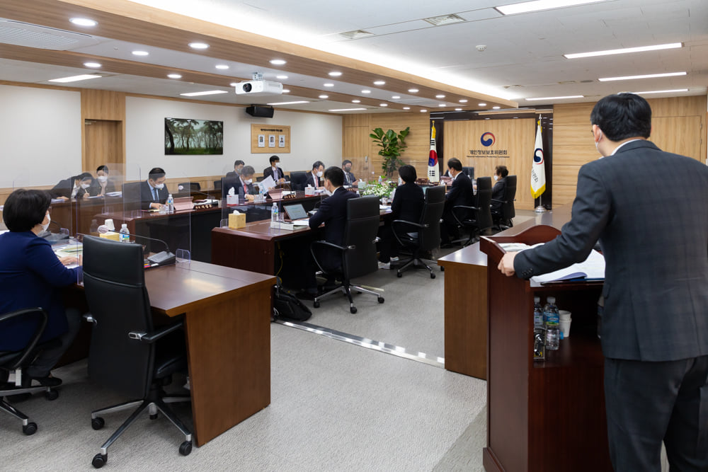 윤종인 개인정보보호위원회 위원장이 3월 24일 오전 정부서울청사에서 열린 제5회 개인정보보호위원회 전체회의를 하고 있다.  「주민등록번호 유출 등에 대한 과징금 부과기준」 제정에 관한 건을 심의·의결 하였다
 
