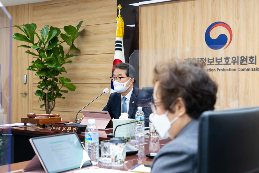 윤종인 개인정보보호위원회 위원장이 3월 24일 오전 정부서울청사에서 열린 제5회 개인정보보호위원회 전체회의를 하고 있다.  「주민등록번호 유출 등에 대한 과징금 부과기준」 제정에 관한 건을 심의·의결 하였다
