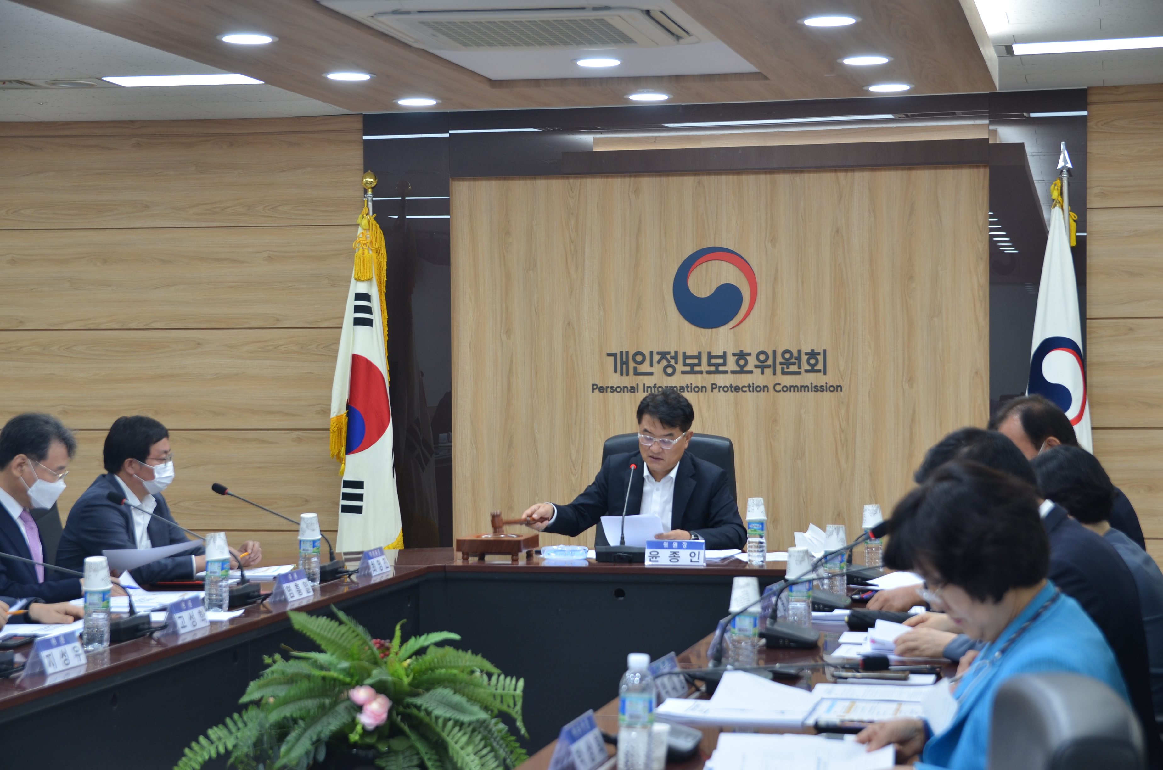 윤종인 개인정보보호위원회 위원장이 8월 5일 오전 정부서울청사에서 열린 제1회 개인정보보호위원회 전체회의를 하고 있다