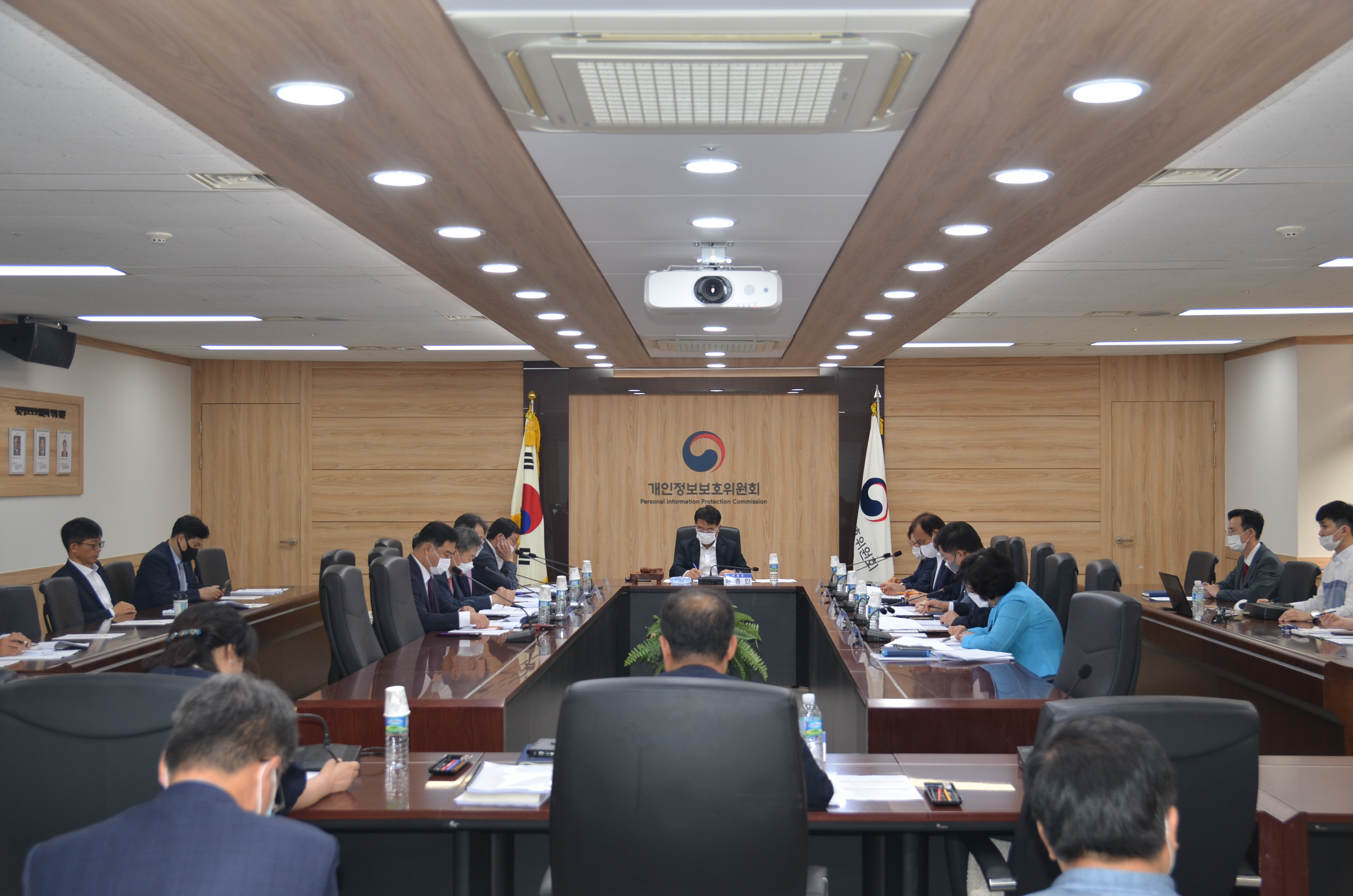 윤종인 개인정보보호위원회 위원장이 8월 5일 오전 정부서울청사에서 열린 제1회 개인정보보호위원회 전체회의를 하고 있다