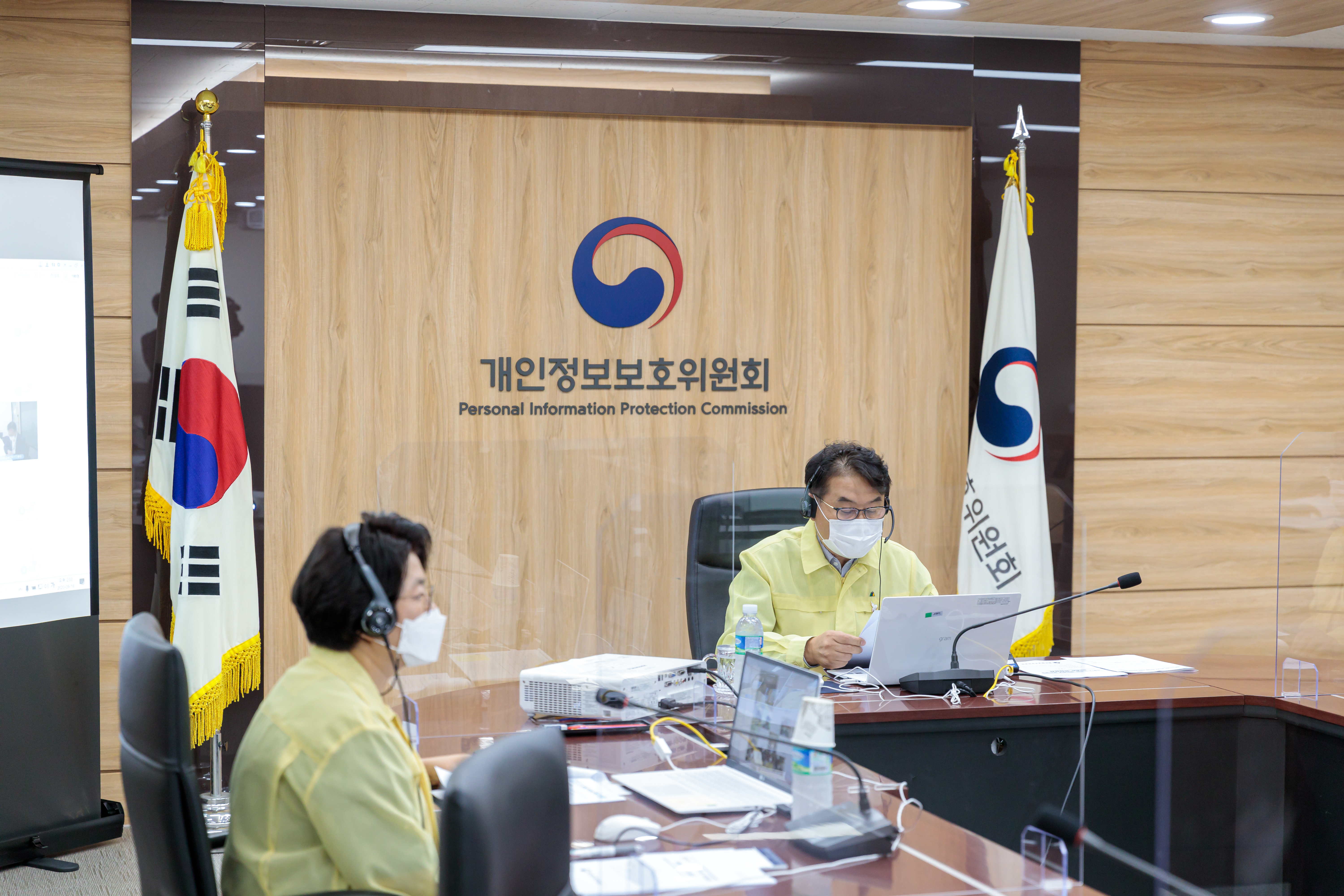 윤종인 개인정보보호위원회 위원장이 9월 16일(수) 오후 2시 정부서울청사에서 영상회의를 개최하여 방역당국과 함께 코로나19 역학조사를 위해 처리되고 있는 개인정보 관리실태 대한 비대면 현장점검을 실시하였다. 개인정보보호위원회는 이번 점검에서 출입명부, 확진자 이동경로, 휴대폰 기지국 접속정보를 활용한 개인정보 등의 관리실태를 점검하고, 지난 9월 11일에 발표한 「코로나19 개인정보보호 강화대책」에 대한 후속조치를 논의방안을 협의하였다