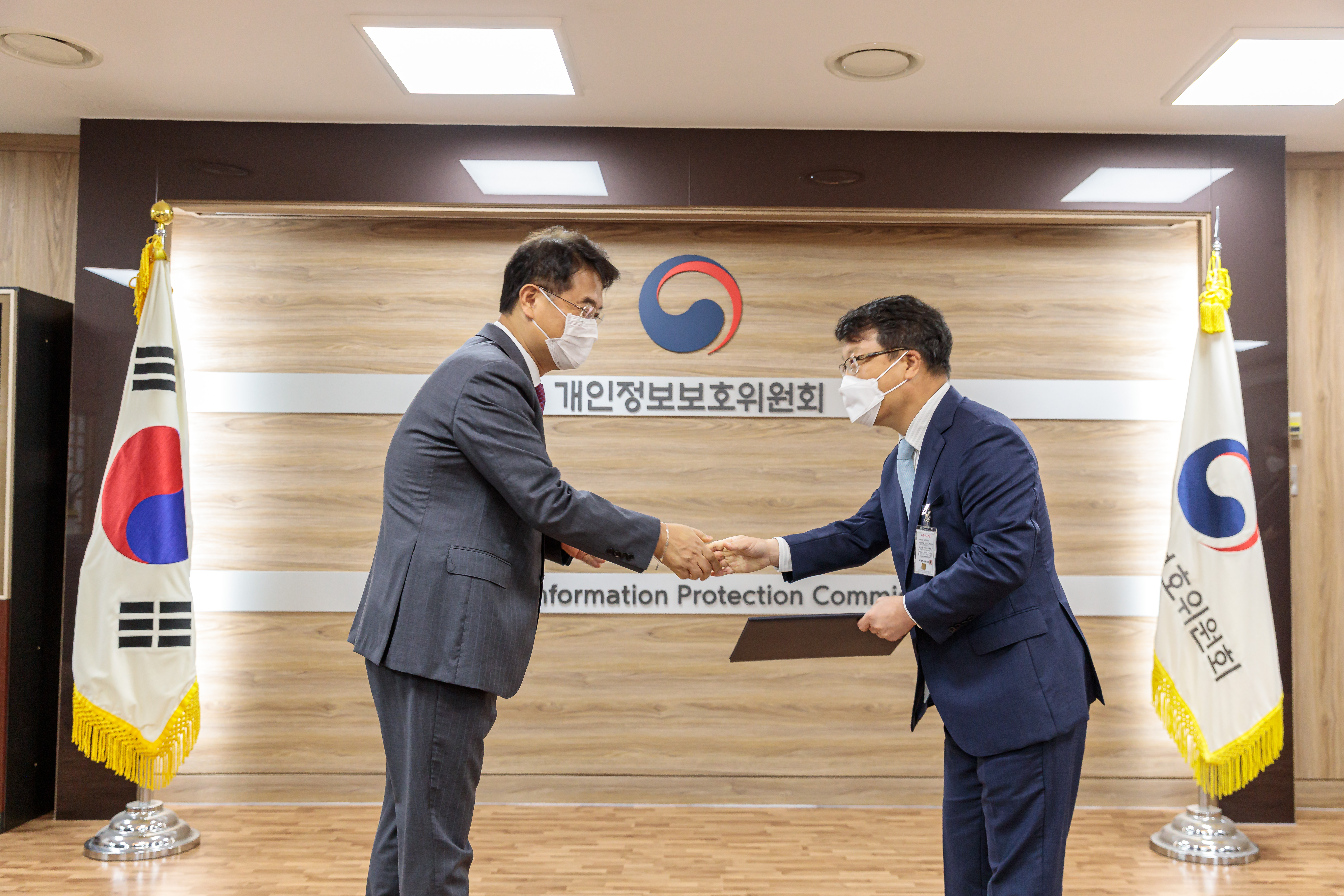 윤종인 개인정보보호위원회 위원장이 정부서울청사에서 개인정보 분쟁조정위원회 위원장에 김일환 성균관대 법학전문대학원 교수를 위촉하였다
