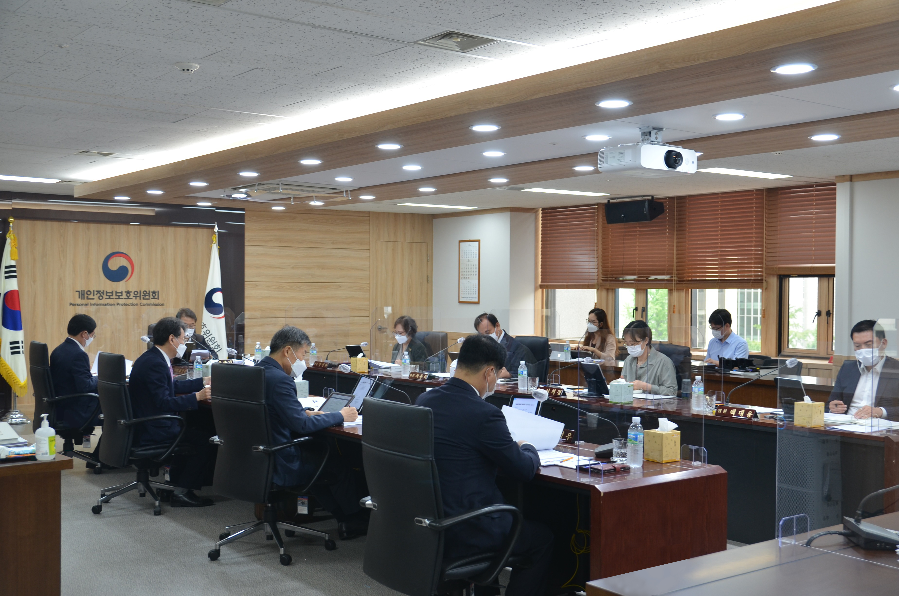 윤종인 개인정보보호위원회 위원장이 9월 9일 오전 정부서울청사에서 열린 제3회 개인정보보호위원회 전체회의를 하고 있다. 국내대리인 지정 실태점검 결과 등에 관하여 심의·의결하였다