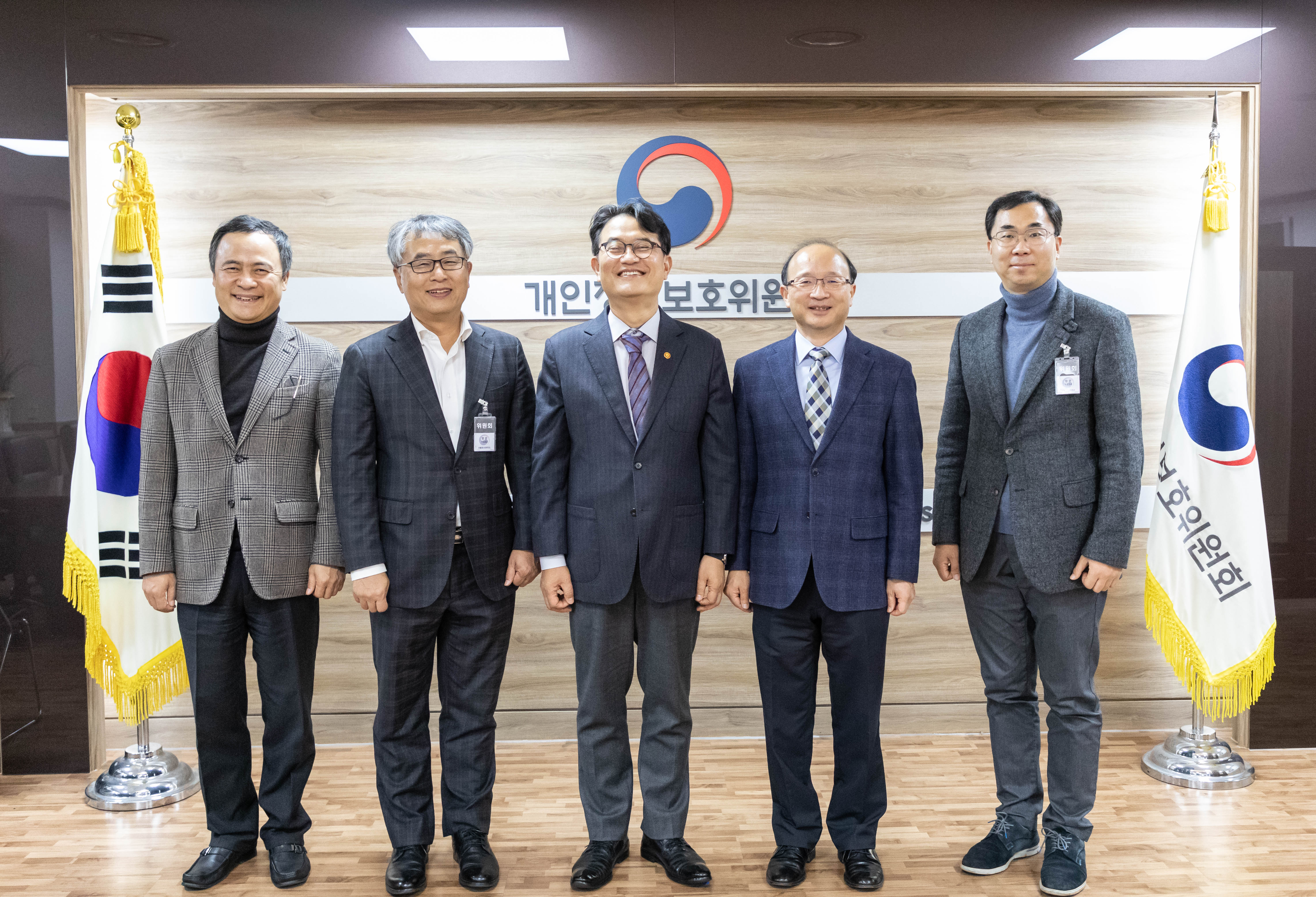 윤종인 개인정보보호위원회 위원장이 11월 16일 한국정보보호학회 관계자들과 기념 촬영을 하고 있다