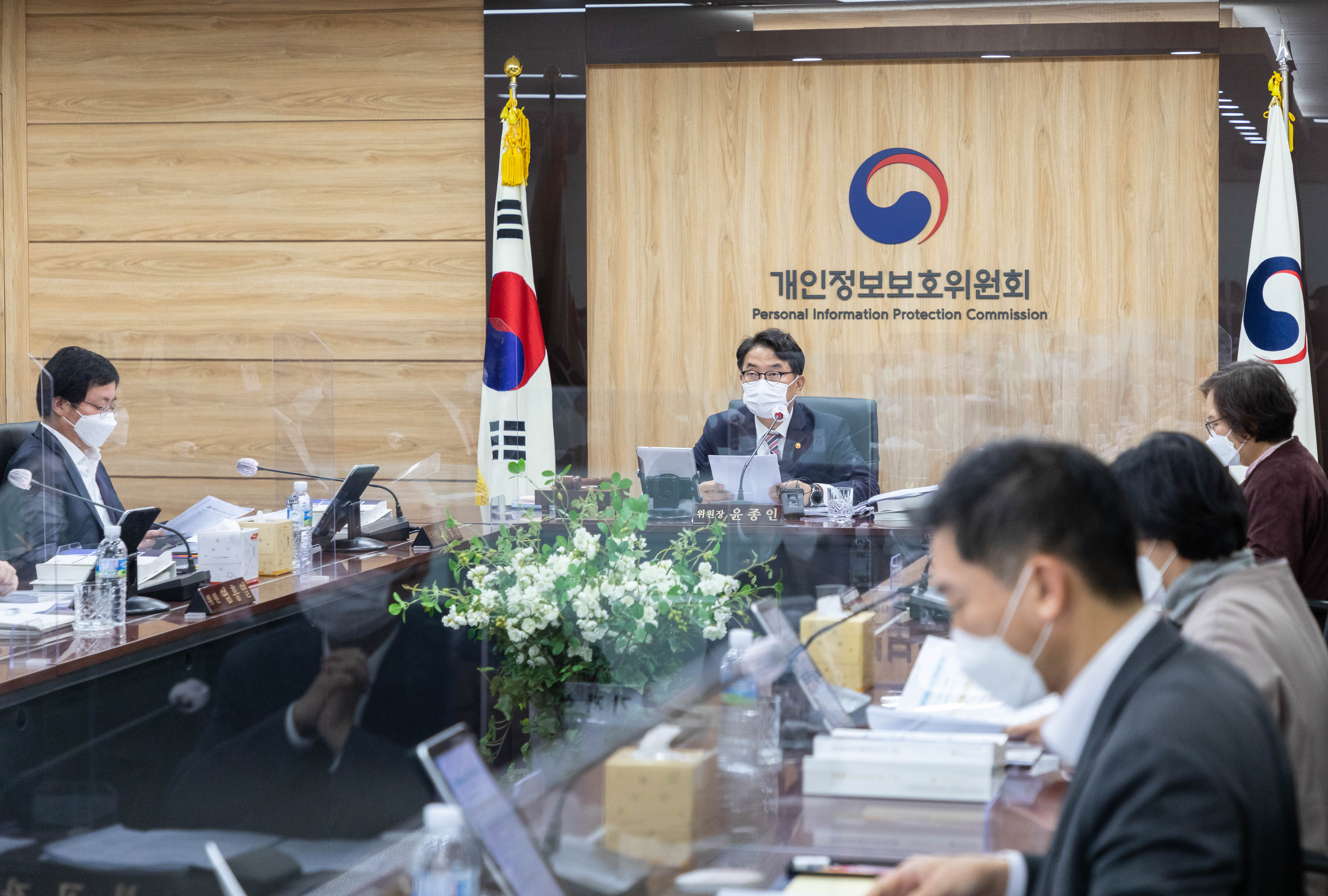 윤종인 개인정보보호위원회 위원장이 11월 18일 오전 정부서울청사에서 열린 제13회 개인정보보호위원회 전체회의를 하고 있다. 「개인정보 보호위원회 처분결과 공표기준」 제정에 관한 사항과 경과규정이 없는 처분사항에 대한 적용법령에 관한 사항을 심의 하였다