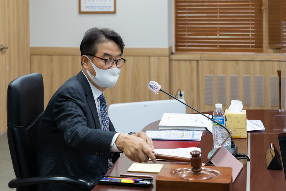 윤종인 개인정보보호위원회 위원장이 1월 13일 오전 정부서울청사에서 열린 제1회 개인정보보호위원회 전체회의를 하고 있다. 「한국으로 이전된 개인정보의 처리와 관련한 개인정보 보호법의 해석과 적용을 위한 보완규정」개정에 관한 건과 개인정보보호 법규 위반행위에 대한 시정조치에 관한 건에 대하여 심의·의결하였으며, 주요 공공기관 개인정보 처리실태 합동점검 계획에 대하여 심의·의결 하였다