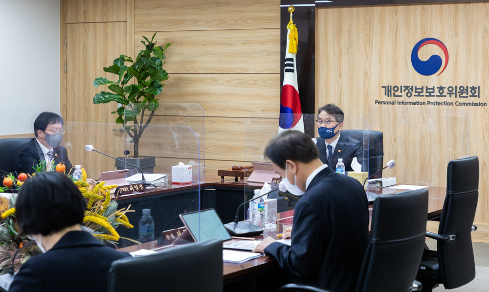 윤종인 개인정보보호위원회 위원장이 1월 27일 오전 정부서울청사에서 열린 제2회 개인정보보호위원회 전체회의를 하고 있다. 「개인정보 보호법 위반에 대한 과태료 부과기준」 제정에 관한 건과, 「개인정보보호 법규 위반행위에 대한 시정조치」에 관한 건 등에 대하여 심의·의결 하였다
