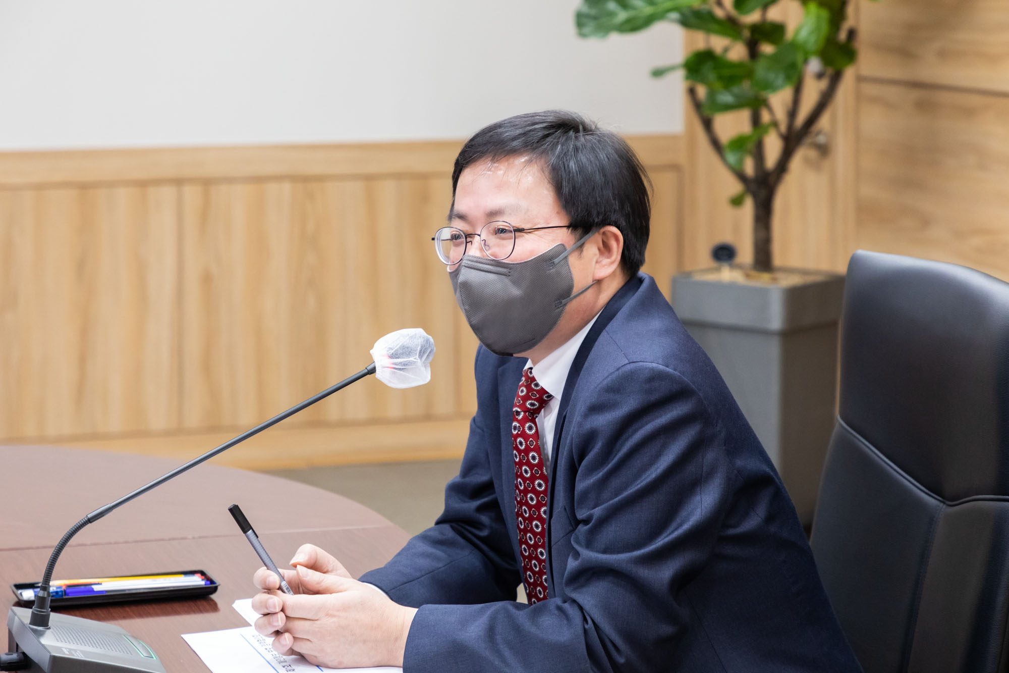 최영진 개인정보보호위원회 부위원장이 2월 9일 과기부, 행안부, 문체부, 복지부, 방통위, 금융위 등 관계부처와 함께 개인정보 전송요구권 도입 방안, 마이데이터 상버 확산 방안, 범부처 거버넌스 확립 방안에 대해 논의하고 있다