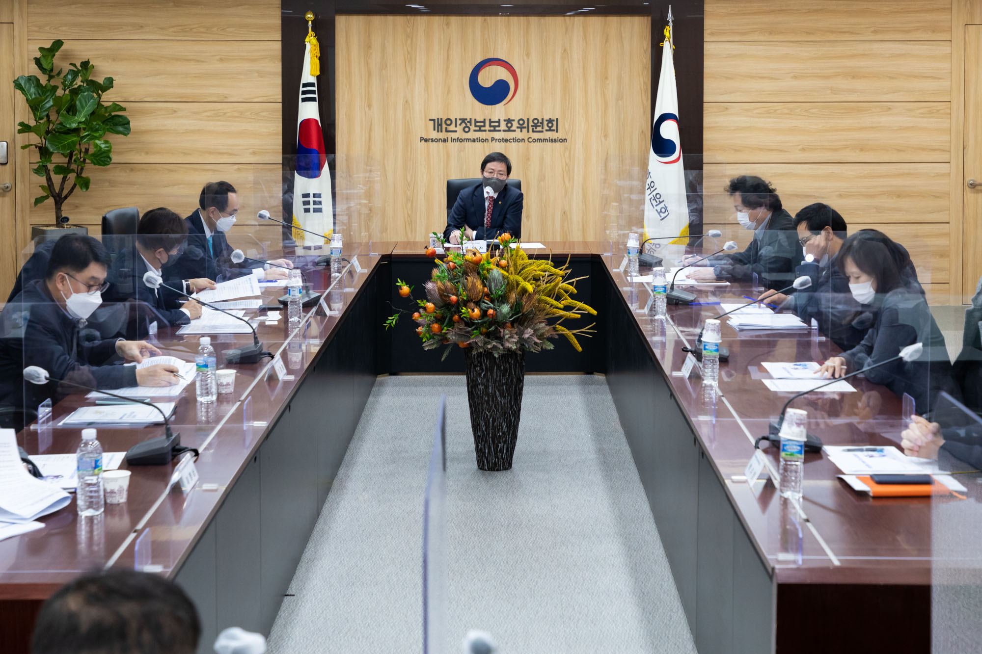 최영진 개인정보보호위원회 부위원장이 2월 9일 과기부, 행안부, 문체부, 복지부, 방통위, 금융위 등 관계부처와 함께 개인정보 전송요구권 도입 방안, 마이데이터 상버 확산 방안, 범부처 거버넌스 확립 방안에 대해 논의하고 있다