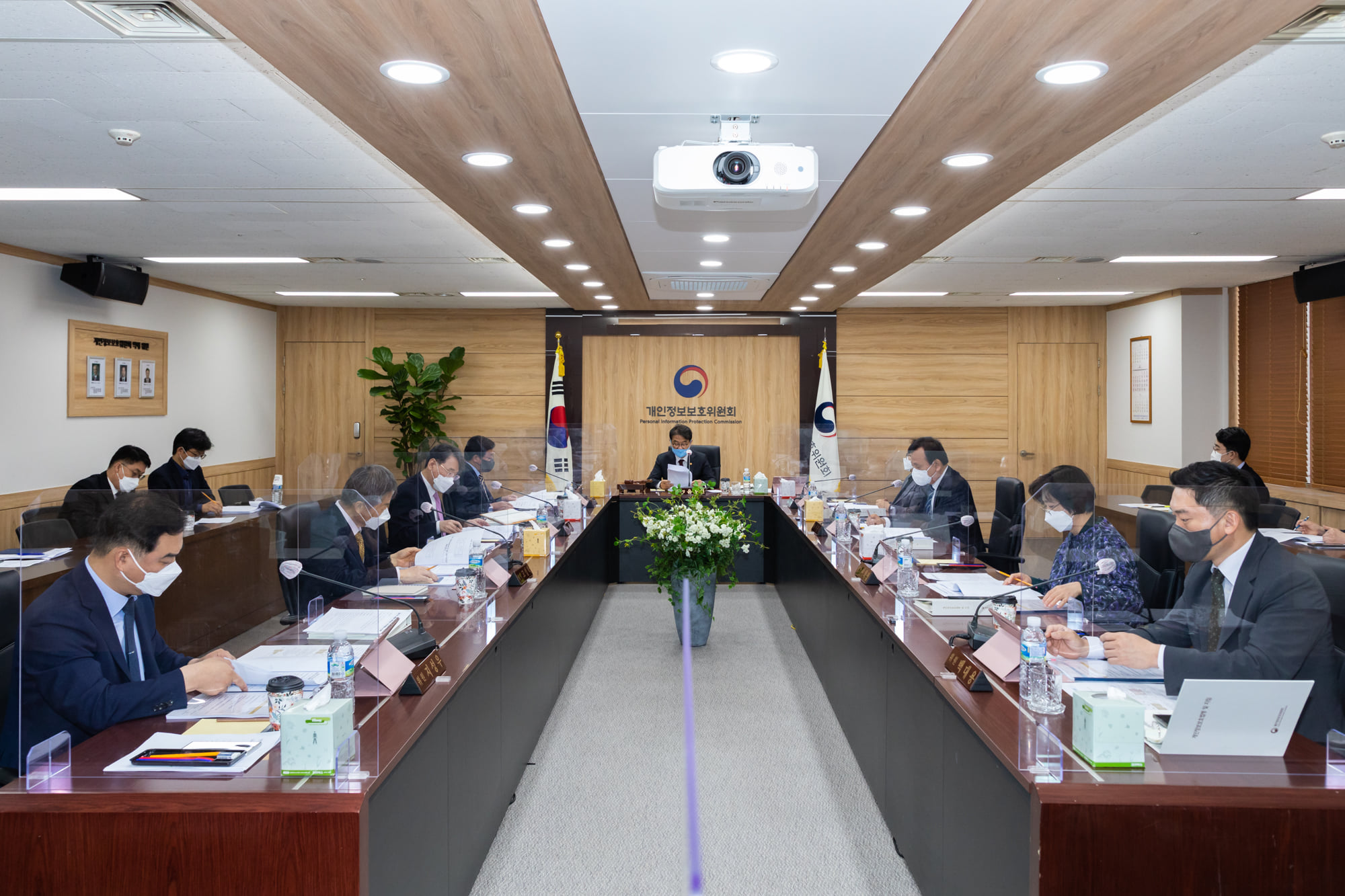 윤종인 개인정보보호위원회 위원장이 4월 14일 오전 정부서울청사에서 열린 제6회 개인정보보호위원회 전체회의를 하고 있다. 개인정보보호 법규 위반행위에 대한 시정조치에 관한 건 등을 심의·의결하고, 공공·민간분야 영상정보처리기기 설치·운영 가이드라인에 관한 건과 「민관이 함께하는 자율기반의 개인정보보호 실천계획」을 심의·의결 하였다
