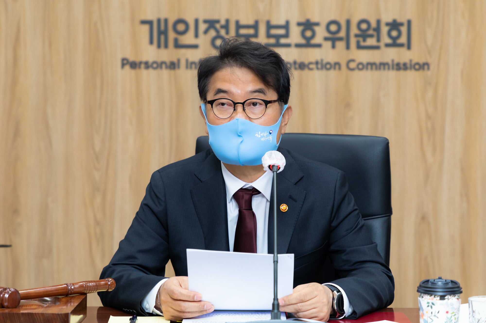 윤종인 개인정보보호위원회 위원장이 4월 14일 오전 정부서울청사에서 열린 제6회 개인정보보호위원회 전체회의를 하고 있다. 개인정보보호 법규 위반행위에 대한 시정조치에 관한 건 등을 심의·의결하고, 공공·민간분야 영상정보처리기기 설치·운영 가이드라인에 관한 건과 「민관이 함께하는 자율기반의 개인정보보호 실천계획」을 심의·의결 하였다
