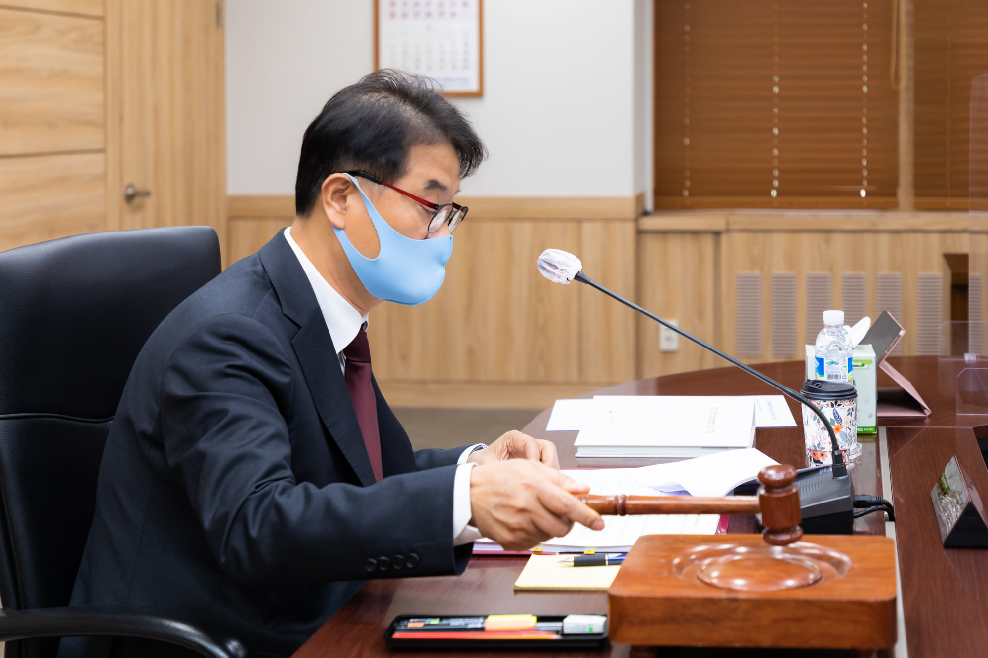 윤종인 개인정보보호위원회 위원장이 4월 14일 오전 정부서울청사에서 열린 제6회 개인정보보호위원회 전체회의를 하고 있다. 개인정보보호 법규 위반행위에 대한 시정조치에 관한 건 등을 심의·의결하고, 공공·민간분야 영상정보처리기기 설치·운영 가이드라인에 관한 건과 「민관이 함께하는 자율기반의 개인정보보호 실천계획」을 심의·의결 하였다