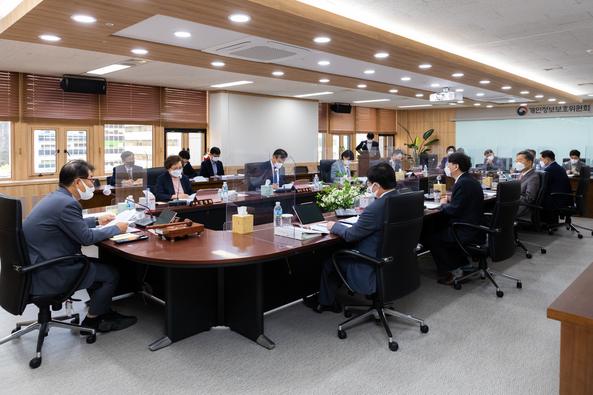 윤종인 개인정보보호위원회 위원장이 5월 12일 오전 정부서울청사에서 열린 제8회 개인정보보호위원회 전체회의를 하고 있다. 개인정보보호 법규 위반행위에 대한 시정조치에 관한 건과 「개인정보 보호법」 일부개정법률안에 관한 건을 심의‧의결 하였다
