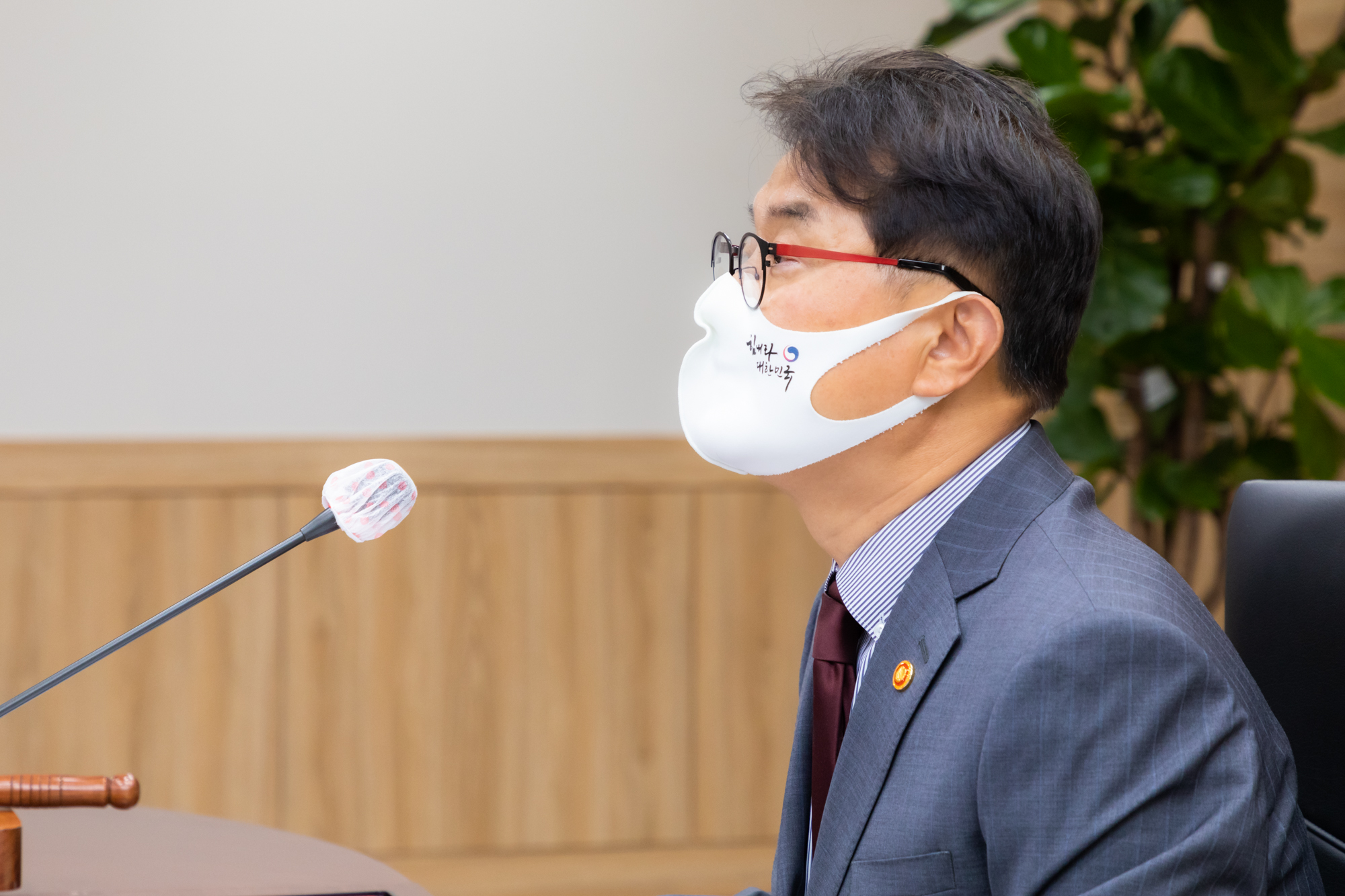 윤종인 개인정보보호위원회 위원장이 5월 12일 오전 정부서울청사에서 열린 제8회 개인정보보호위원회 전체회의를 하고 있다. 개인정보보호 법규 위반행위에 대한 시정조치에 관한 건과 「개인정보 보호법」 일부개정법률안에 관한 건을 심의‧의결 하였다
