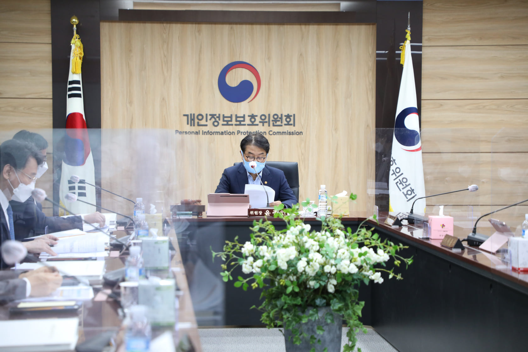 윤종인 개인정보보호위원회 위원장이 6월 23일 오전 정부서울청사에서 열린 제11회 개인정보보호위원회 전체회의를 하고 있다. 개인정보보호 법규 위반행위에 대한 시정조치에 관한 건을 심의‧의결 하였다
