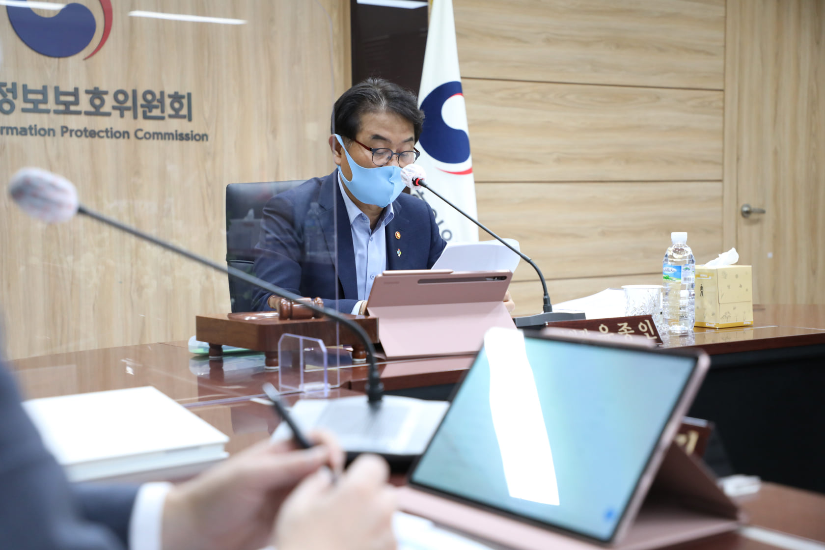 윤종인 개인정보보호위원회 위원장이 6월 23일 오전 정부서울청사에서 열린 제11회 개인정보보호위원회 전체회의를 하고 있다. 개인정보보호 법규 위반행위에 대한 시정조치에 관한 건을 심의‧의결 하였다
