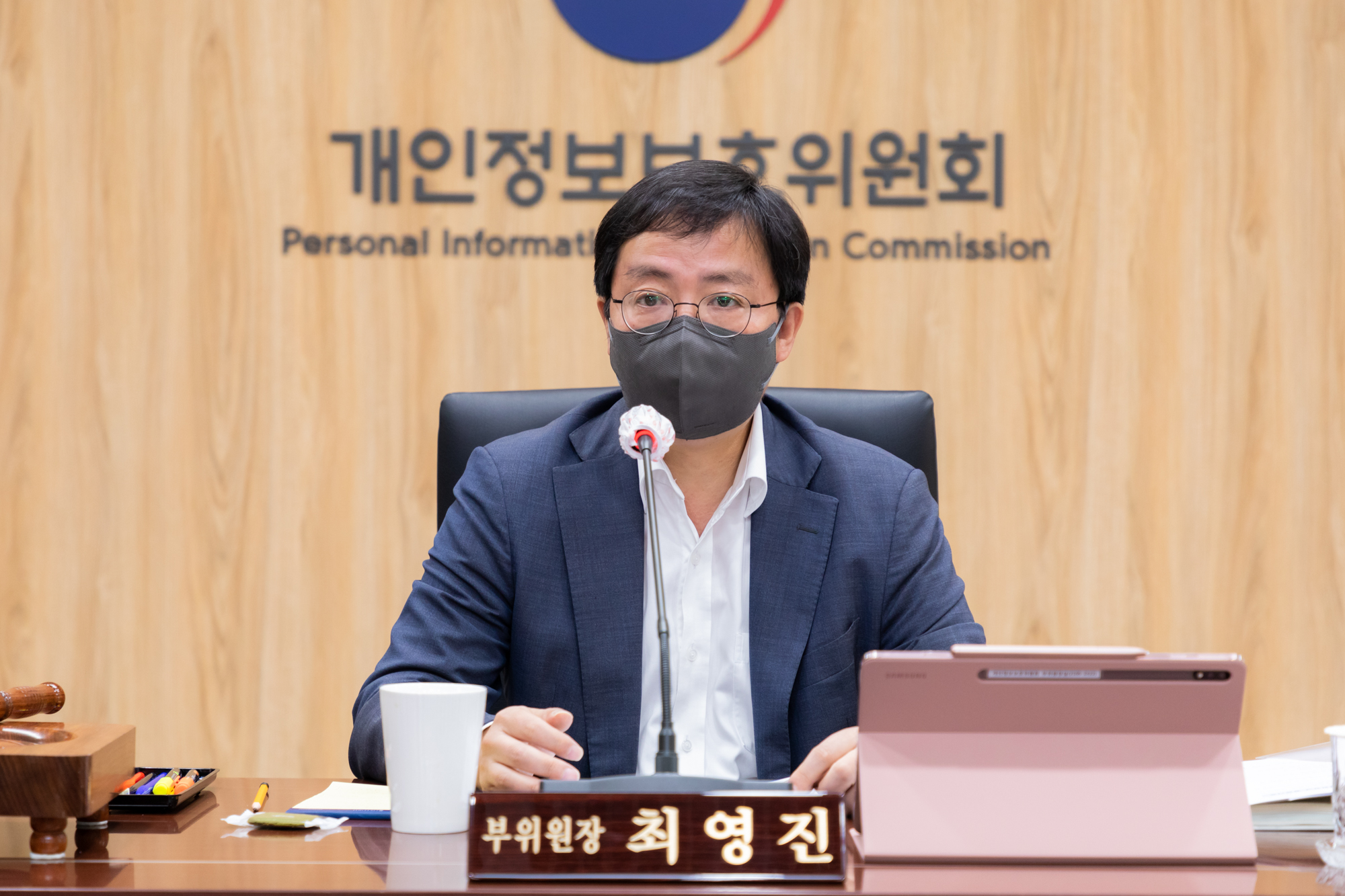 최영진 개인정보보호위원회 부위원장이 7월 14일 오전 정부서울청사에서 열린 제12회 개인정보보호위원회 전체회의를 하고 있다. 개인정보보호 법규 위반행위에 대한 시정조치에 관한 건을 심의‧의결 하였다