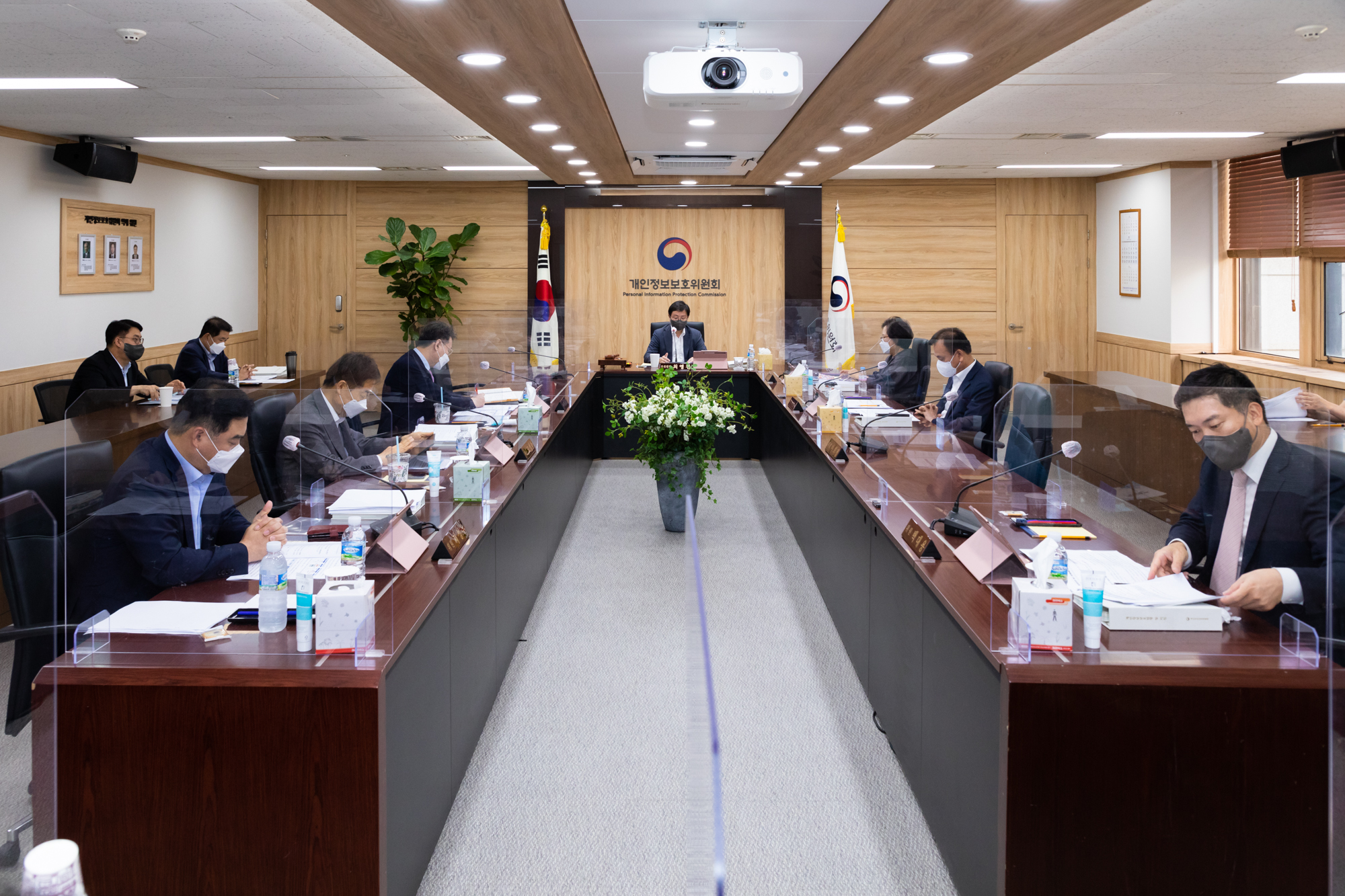 최영진 개인정보보호위원회 부위원장이 7월 14일 오전 정부서울청사에서 열린 제12회 개인정보보호위원회 전체회의를 하고 있다. 개인정보보호 법규 위반행위에 대한 시정조치에 관한 건을 심의‧의결 하였다